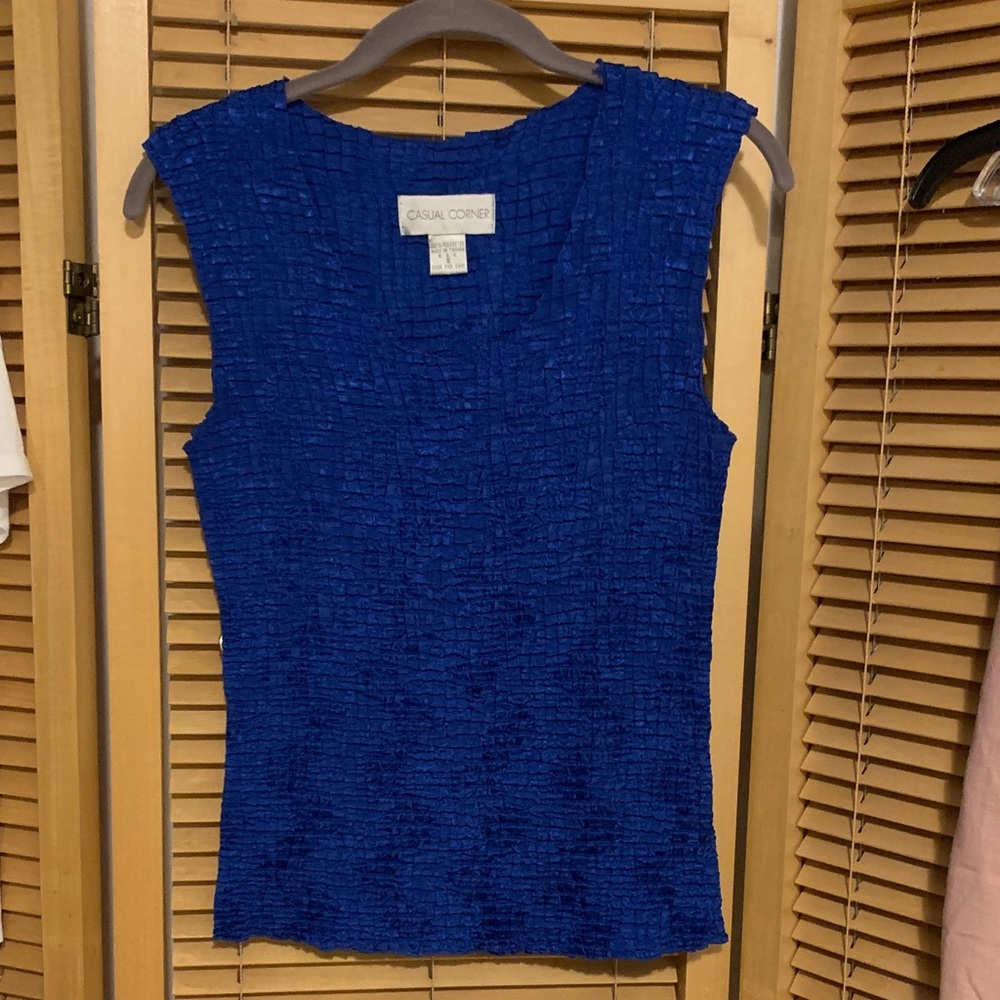 Casual Corner crinkle top size small blue